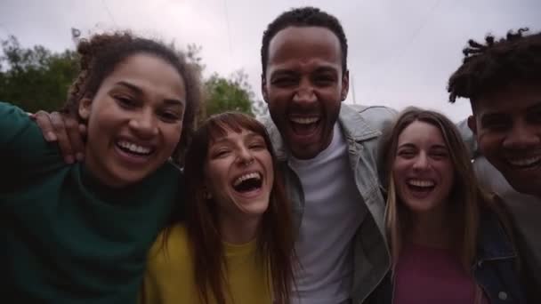 Los Jóvenes Acercan Inclinan Hacia Cámara Sonriendo Feliz Amistad Grupo — Vídeo de stock
