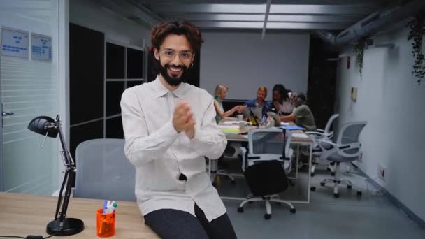 Video Young Leader Clapping Happily Sitting Looking Camera While Colleagues — Vídeo de Stock