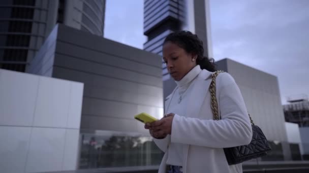 Video Young African American Business Woman Using Cell Phone Her — Stockvideo