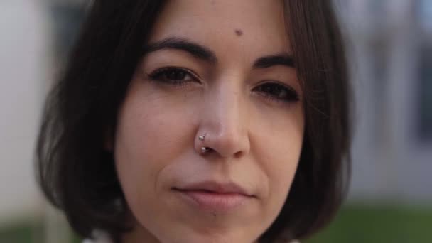 Närbild Ung Indisk Kvinna Med Allvarligt Ansikte Tittar Kameran Porträtt — Stockvideo