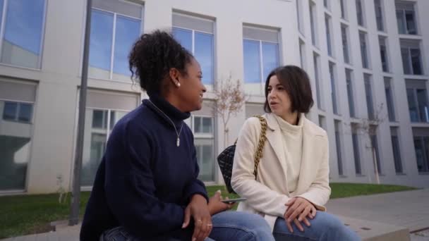 Duas Jovens Trabalhadoras Falando Negócios Sentadas Fora Centro Financeiro Duas — Vídeo de Stock
