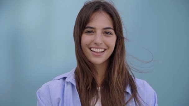 Видео Голубом Фоне Улыбающейся Веселой Молодой Кавказской Женщины Женщина Лет — стоковое видео