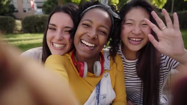 Τρία Όμορφα Νεαρά Κορίτσια Γελάνε Την Κάμερα Ομαδική Διασκέδαση Χαρούμενα — Αρχείο Βίντεο