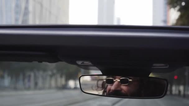 Joven Montando Auto Convertible Carretera Ciudad Hipster Hombre Disfruta Sensación — Vídeo de stock