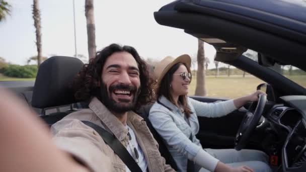 Ευτυχισμένο Ζευγάρι Βγάζει Σέλφι Στο Αμάξι Κορίτσι Και Αγόρι Ποζάρουν — Αρχείο Βίντεο