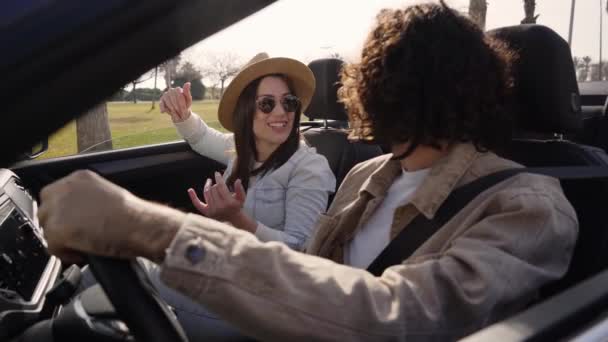 Νεαρό Ζευγάρι Καυκάσιων Κουβεντιάζουν Ευτυχισμένοι Μετατρέψιμο Αυτοκίνητο Χαρούμενος Γκόμενος Και — Αρχείο Βίντεο