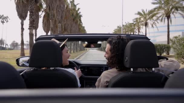 Cheerful Caucasian Couple Driving Sunny Day Convertible Car Looking Each — Vídeo de Stock