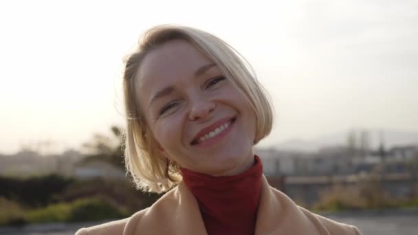 Gün Batımında Fotoğraf Makinesi Arayan Saçlarına Dokunan Mutlu Olgun Sarışın — Stok video