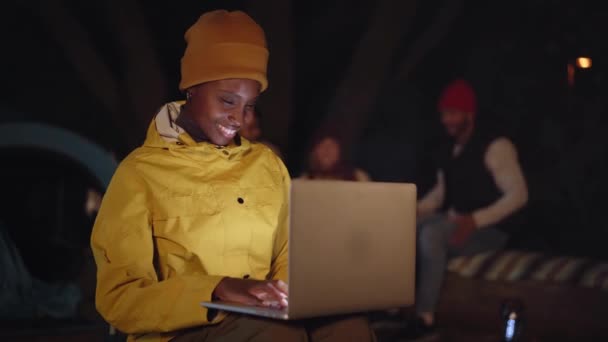 Workaholic Young African Girl Using Computer Smiling Camping Winter Night — Video