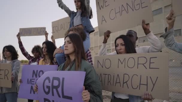 Een Groep Activisten Demonstreert Mensen Die Spandoeken Vasthouden Bij Een — Stockvideo