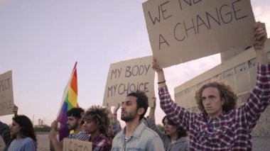 Bayrımcılığı protesto eden aktivistler ellerinde pankartlar, LGBT topluluğu. İnsan hakları.