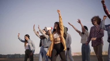 Megafondaki Bir Gösteriye Katılan Genç Öğrenciler. Değişiklik olsun diye Genç Protestocular. Yüksek kaliteli FullHD görüntüler