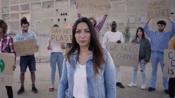 Vrouw Een Protest Met Een Megafoon Geen Planeet Klimaatverandering Echt — Stockvideo