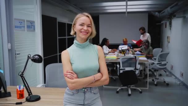 Smiling Blonde Caucasian Business Woman Looking Camera Standing Arms Crossed — Stok video