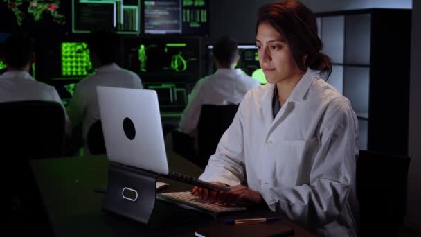 Bilgisayar Laptopu Kullanan Kadın Tıp Araştırmacısı Nörolog Zihin Beyin Bulmacalarını — Stok video