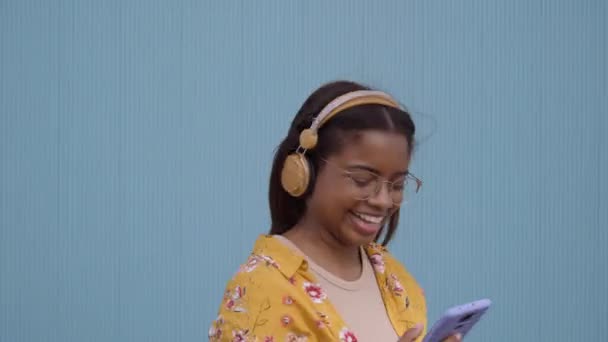 Βίντεο Από Χαρούμενα Νεαρό Κορίτσι Latin Χρησιμοποιώντας Έξυπνο Τηλέφωνο Ακούγοντας — Αρχείο Βίντεο