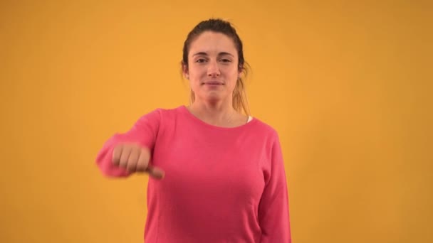Close Vídeo Senhora Insatisfeita Usar Roupa Rosa Moda Dar Feedback — Vídeo de Stock