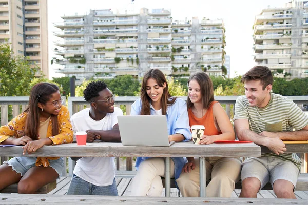 Gruppo Studenti Multiculturali Allegri Insieme Felicemente Guardando Computer Portatile All — Foto Stock
