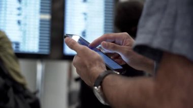 Zaman Çizelgesi 'ndeki Uçuş Çıkış Kapısı Numarasını ve Havalimanı' ndaki Cep Telefonu Uygulamasını Kontrol Et. İnsanlar Seyahat ve Teknoloji Konsepti.
