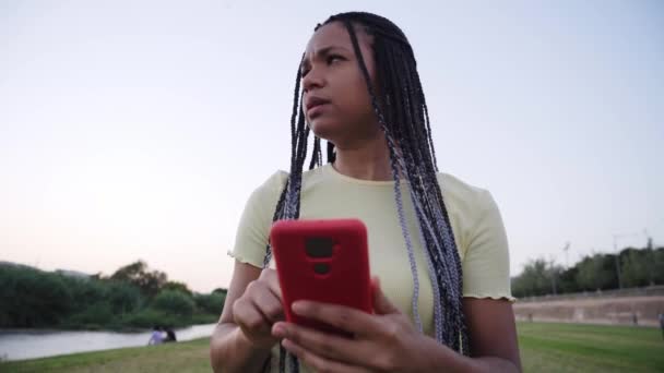 Žena Dívá Cedule Mapu Snaží Najít Cestu Pomocí Mobilního Telefonu — Stock video