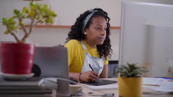 年轻的混血女孩从家里聚精会神地在电脑前工作 赋予妇女权力 为她的网上交易设计一个新项目 独立和有进取心的人 — 图库视频影像