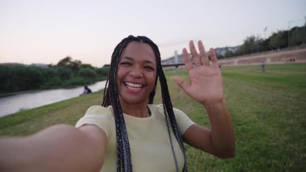 在户外有视频通话的非洲裔美国女人 一个微笑的非洲女孩在街上说话的画像 在城市里拿着智能手机的积极的非洲女人 — 图库视频影像