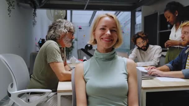 笑着金发白人金发女商人看着坐在办公室里的相机 执行总裁女性职业经理人假扮企业家形象 在自己的工作岗位上快乐的人 — 图库视频影像