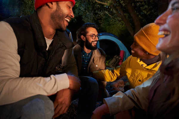 Porträt Multiethnischer Jungen Und Mädchen Die Einander Beim Winterlichen Zelten — Stockfoto