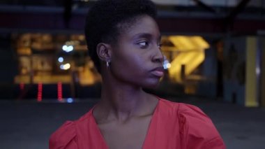 Güzel, genç, Afrikalı bekar, ciddi, siyah bir kadın kameraya bakıp başını çeviriyor. Şehir dışındaki doğal etkiye sahip biri. Z jenerasyonu ve bin yıllık portre konsepti. İnsanlar model..