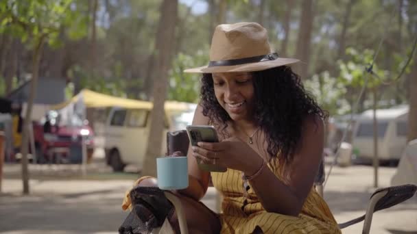 Menina Africana Bonita Sorrindo Usando Telefone Celular Relaxante Durante Dia — Vídeo de Stock