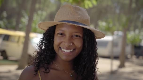 Młoda Piękna Afroamerykanka Pozująca Uśmiechnięta Zrelaksowana Ciągu Dnia Kempingu Szczęśliwa — Wideo stockowe