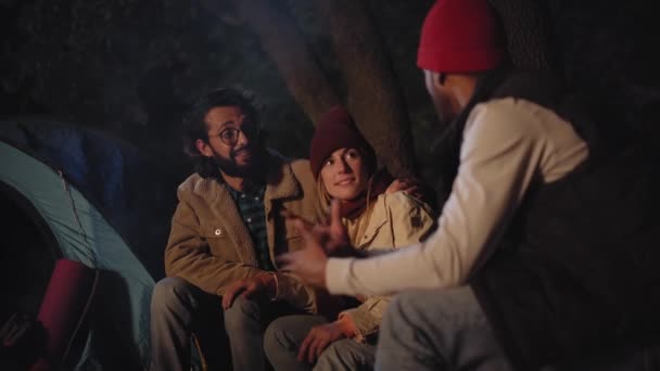 Troje Wielorasowych Ludzi Rozmawiających Uśmiechających Się Szczęśliwie Podczas Zimowego Kempingu — Wideo stockowe