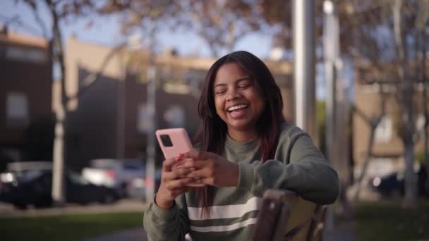 Adolescente Latina Olha Para Telefone Celular Sorrindo Engraçado Jovem Feliz — Vídeo de Stock