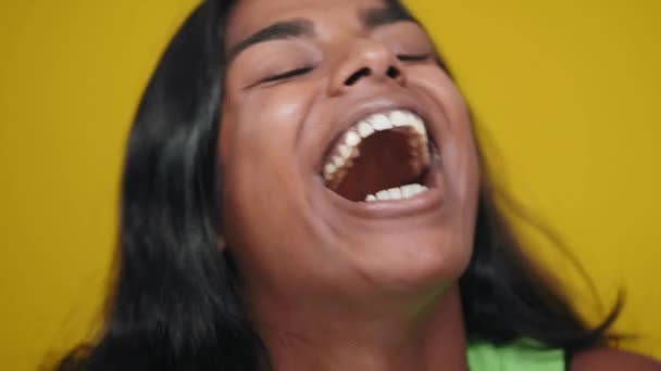 Close Van Vrolijke Jonge Indiase Meisje Kijken Naar Camera Glimlachen — Stockvideo