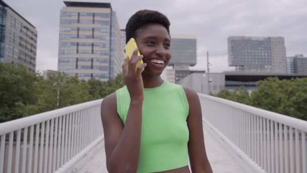 Krásná Usměvavá Černoška Stojí Ulici Mluví Mobilu Mladí Veselí Lidé — Stock video