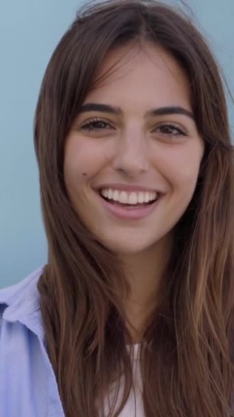 Vidéo Verticale Sur Fond Bleu Jeune Femme Caucasienne Souriante Joyeuse — Video