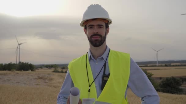Praca Inżyniera Technicznego Patrzącego Kamerę Stojącą Farmie Wiatrowej Pracownik Centrum — Wideo stockowe