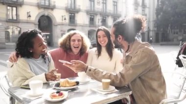  Kahve barının terasında grup konuşmaları. Arkadaşlar brunch zamanı kafeteryada birlikte eğleniyorlar. Kafe 'de mutlu erkek ve kadınlarla yaşam tarzı konsepti. Yüksek kalite fotoğraf