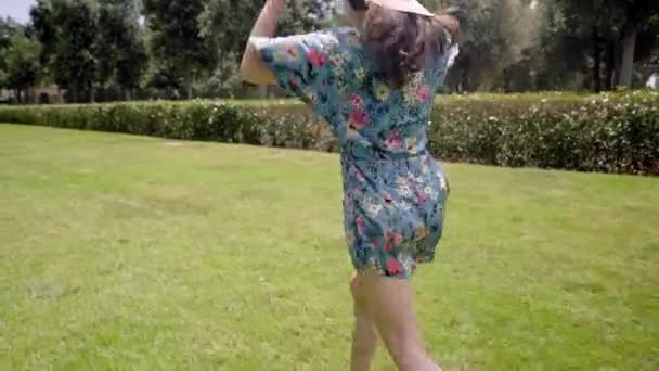 一个快乐的年轻女子赤脚在草地上慢吞吞地跑着 自由和积极的概念 是的优质Fullhd影片 — 图库视频影像