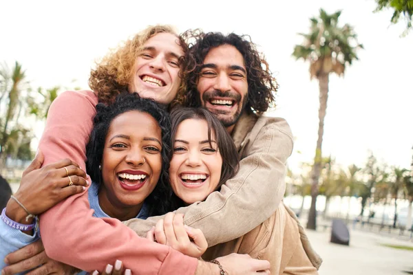Ομάδα Τεσσάρων Πολυεθνικών Νεαρών Φίλων Που Διασκεδάζουν Χαμογελώντας Χαρούμενους Ανθρώπους — Φωτογραφία Αρχείου