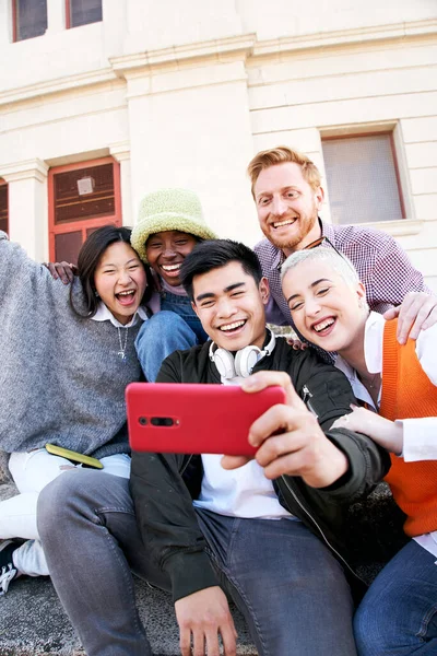 Grupo Multirracial Vertical Selfie Pessoas Sorridentes Jovens Usando Telefone Celular — Fotografia de Stock