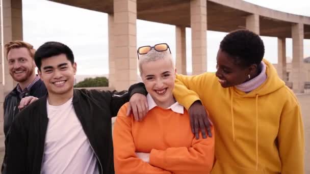 Leende Porträtt Glada Grupp Multiraciala Ungdomar Tillsammans Utomhus Glada Pojkar — Stockvideo