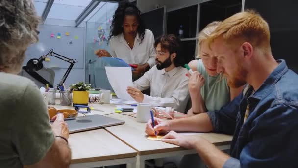 多样化的团队业务专业人员聚集在办公室会议室 有创意的团体坐到桌旁同事们都在谈论营销活动 人们讨论现代工作场所的工作观念 — 图库视频影像
