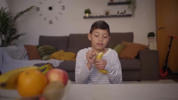 Latinský Chlapeček Tiše Občerstvuje Banány Sedící Obývacím Pokoji Děti Jedí — Stock video