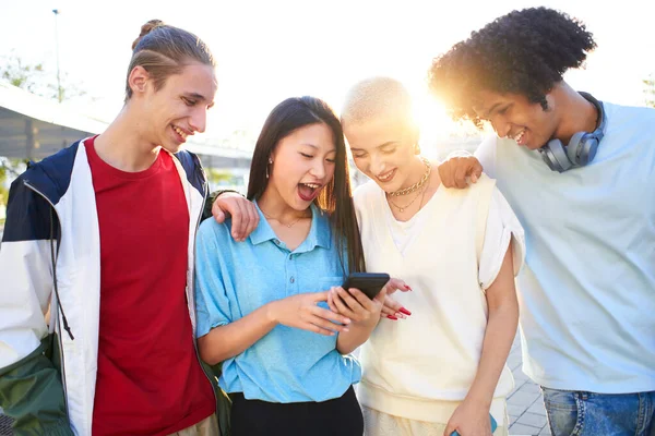 Csoportos Multiracionális Fiatalok Használják Mobil Okostelefon Kültéri Néznek Valami Meglepett — Stock Fotó