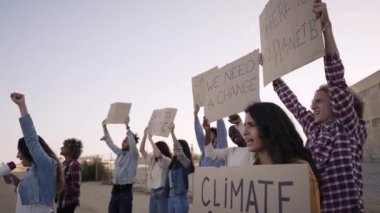 Sokaktaki bir halk gösterisinde Megafon 'da bağıran kadın. Küresel Isınma İklim Değişikliği ve Plastik Çözümünü protesto eden Çok Irklı İnsanlar Grubu. Yüksek kaliteli FullHD görüntüler