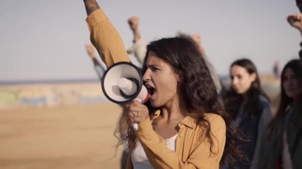 Skupina Mladých Lidí Protestuje Pěstmi Nahoru Žena Křičí Megafon Vysoce — Stock video
