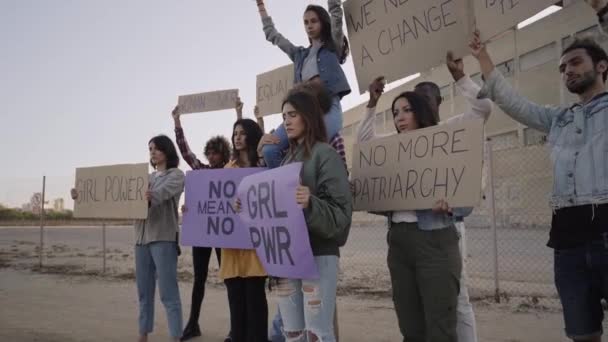Gruppe Von Demonstranten Auf Der Straße Mit Einem Schild Mit — Stockvideo
