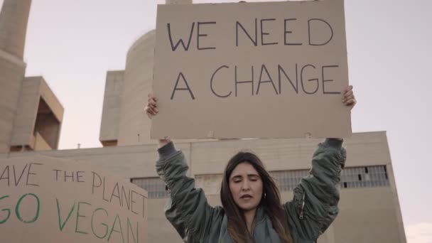 地球を救う 気候変動のための通りの抗議者の間 プラスチック製のポスターの主張はない 見てみろよ カメラのスローモーション 高品質のフルHd映像 — ストック動画