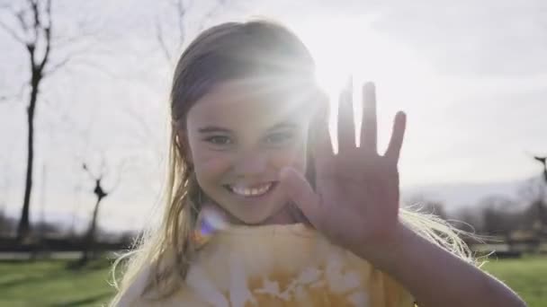 Vesel Blonda Fetiță Zâmbind Mână Fluturând Uitându Camera Ras Expresie — Videoclip de stoc